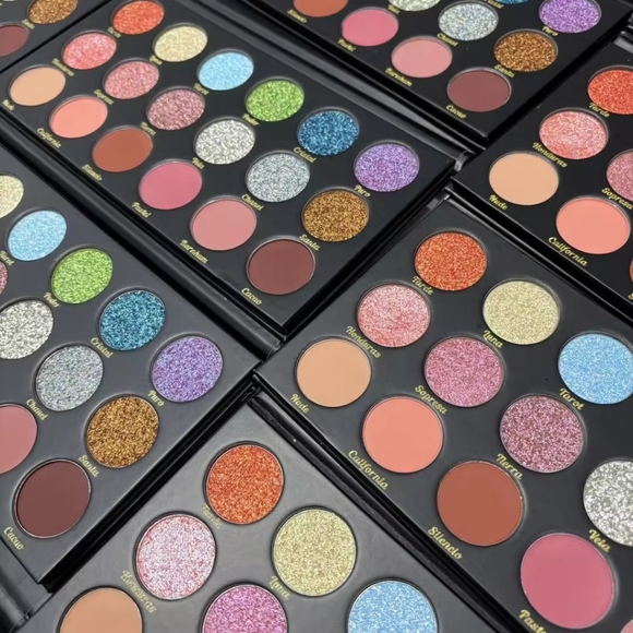 Nude Eyeshadow Palette - Picture 3 of 3